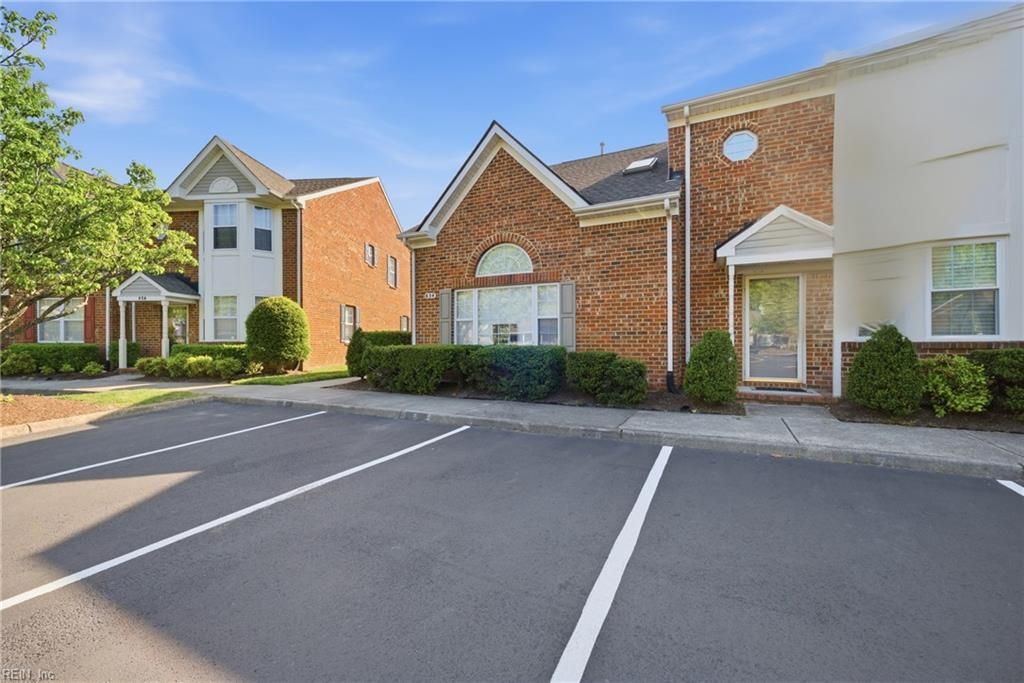 Photo of 834 W Lake Circle #Circle, Chesapeake, VA 23322 (MLS # 10630168)