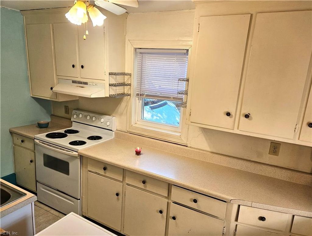 Photo of 2 Boeing Avenue, Hampton, VA 23669 (MLS # 10621601)