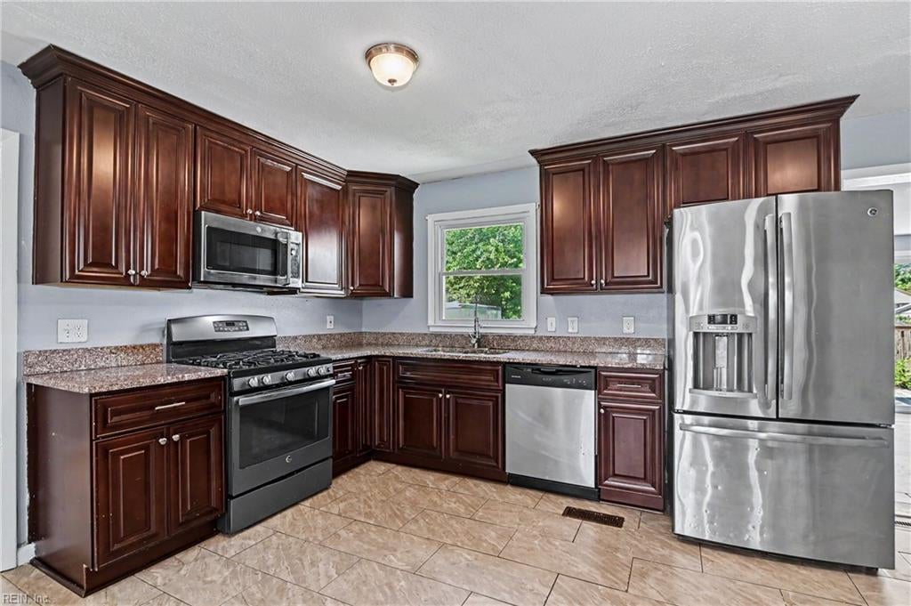 Photo of 1102 Carrington Crescent S, Portsmouth, VA 23701 (MLS # 10652585)