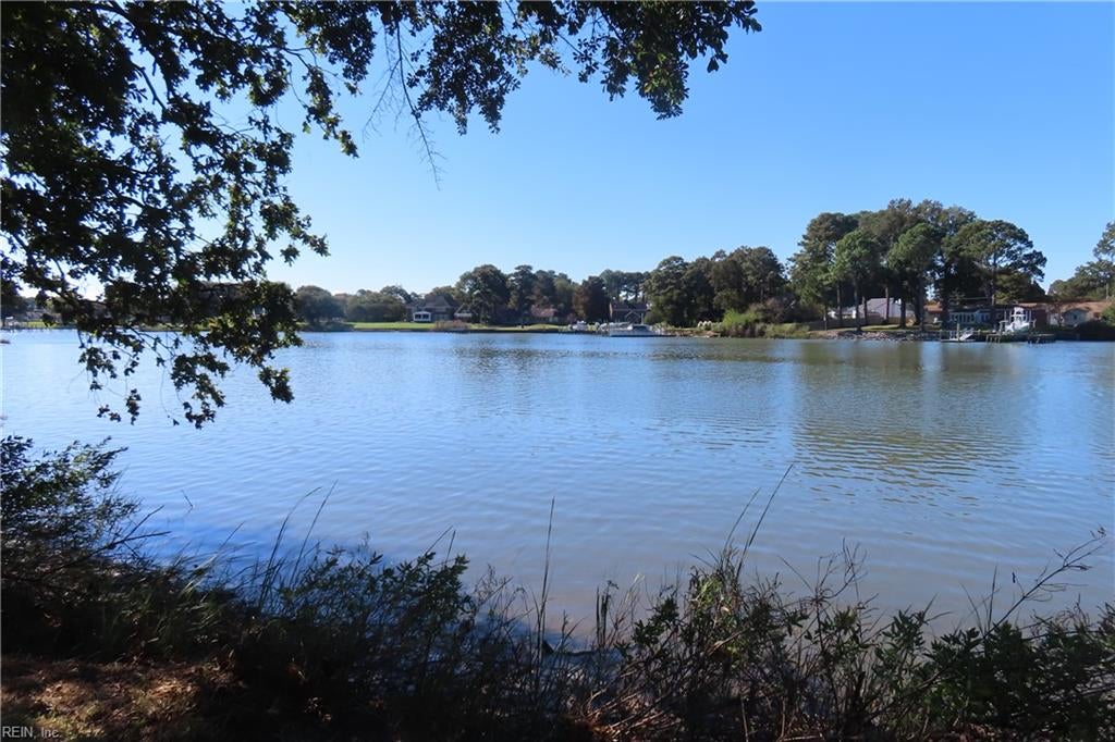Photo of 1102 Sawgrass Lane N, Portsmouth, VA 23703 (MLS # 10657290)