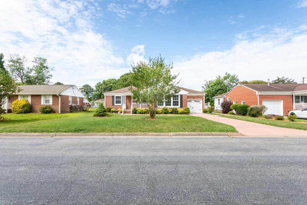 Photo of 33 Saint Albans Drive, Hampton, VA 23669 (MLS # 10641405)