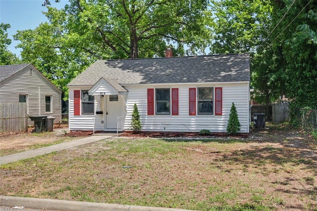 Photo of 914 Ridgeway Avenue, Hampton, VA 23661 (MLS # 10642956)