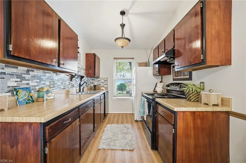 Virginia Beach, Virginia 23462, United States, 3 Bedrooms Bedrooms, ,2 BathroomsBathrooms,Residential,Pending,252867