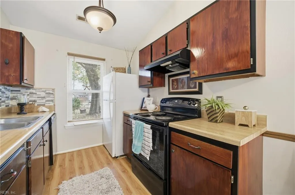 Virginia Beach, Virginia 23462, United States, 3 Bedrooms Bedrooms, ,2 BathroomsBathrooms,Residential,Pending,252867