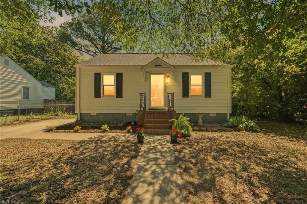 Photo of 10 Brentwood Drive, Hampton, VA 23669 (MLS # 10632321)
