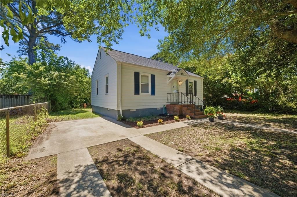 Photo of 10 Brentwood Drive, Hampton, VA 23669 (MLS # 10632321)