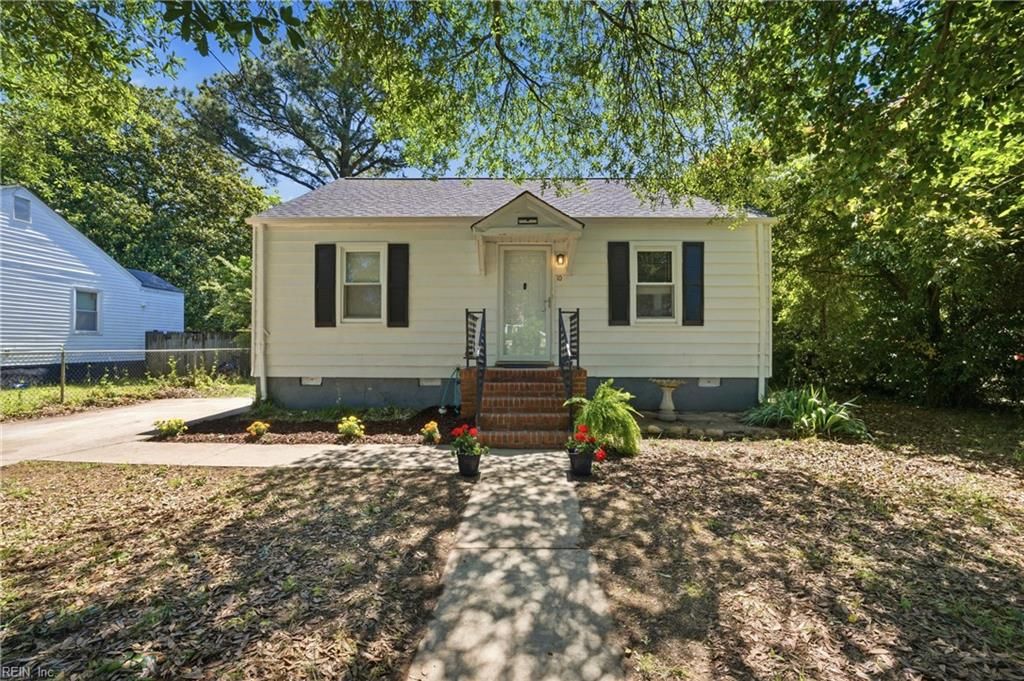 Photo of 10 Brentwood Drive, Hampton, VA 23669 (MLS # 10632321)