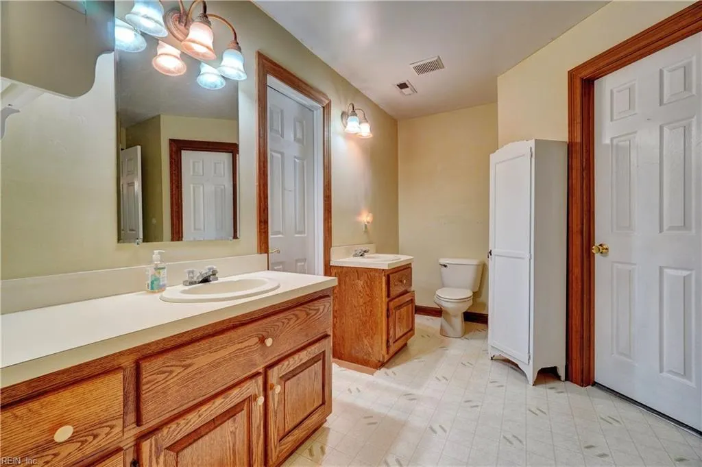 Suffolk, Virginia 23432, United States, 6 Bedrooms Bedrooms, ,4 BathroomsBathrooms,Residential,Active,197900