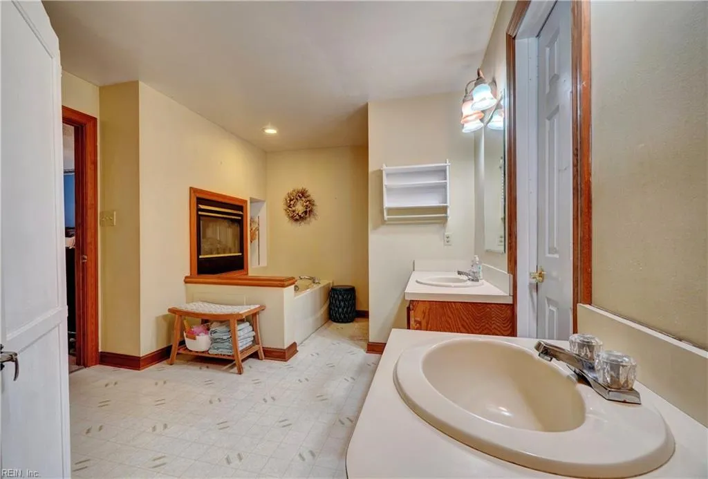 Suffolk, Virginia 23432, United States, 6 Bedrooms Bedrooms, ,4 BathroomsBathrooms,Residential,Active,197900