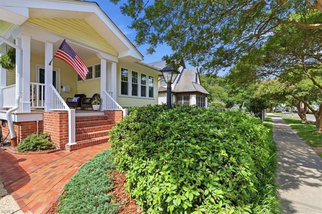 Photo of 1027 Cambridge Crescent, Norfolk, VA 23508 (MLS # 10641429)