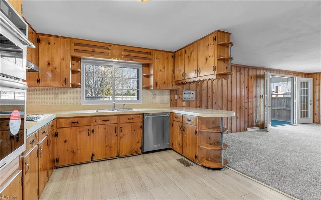 Norfolk, Virginia 23502, United States, 3 Bedrooms Bedrooms, ,3 BathroomsBathrooms,Residential,Pending,8594