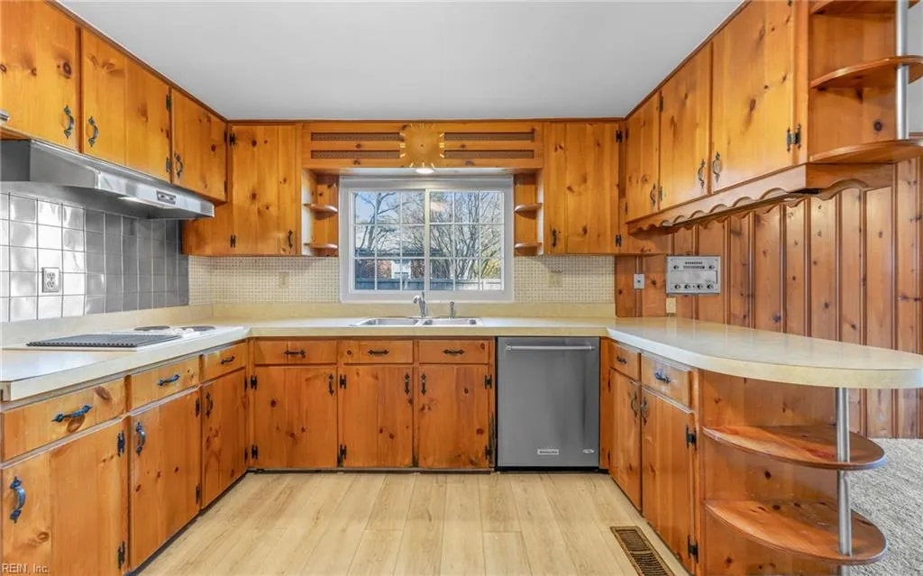 Norfolk, Virginia 23502, United States, 3 Bedrooms Bedrooms, ,3 BathroomsBathrooms,Residential,Pending,8594