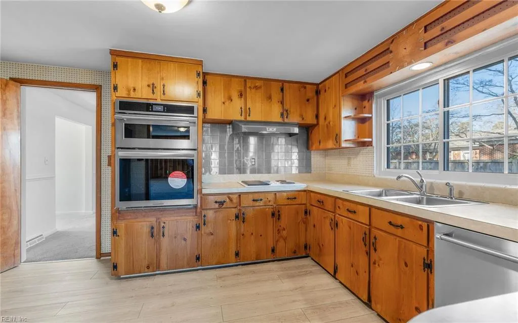 Norfolk, Virginia 23502, United States, 3 Bedrooms Bedrooms, ,3 BathroomsBathrooms,Residential,Pending,8594