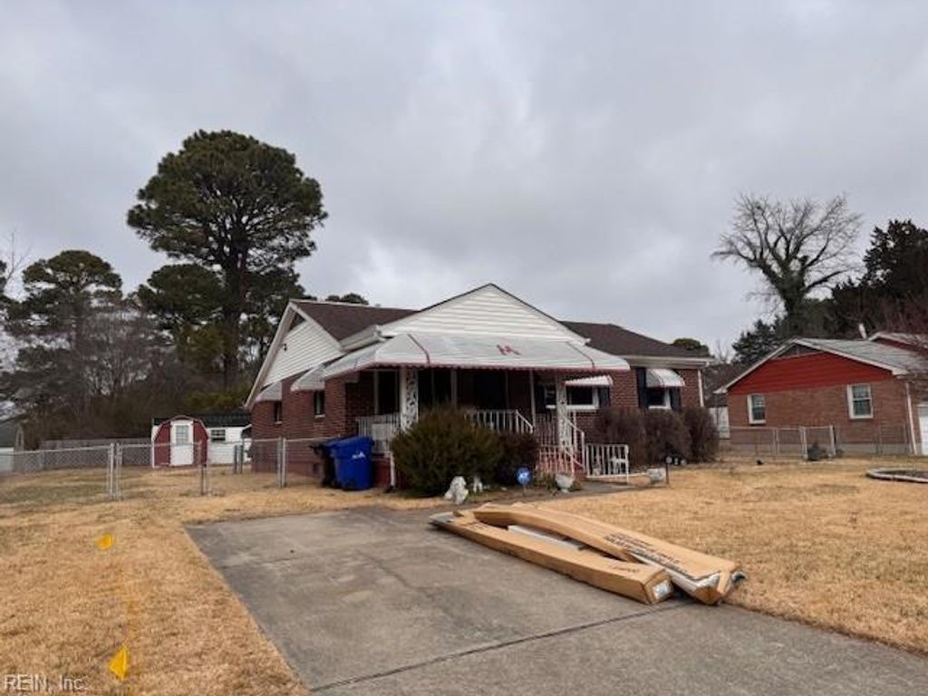 Photo of 916 Warfield Drive, Portsmouth, VA 23701 (MLS # 10619726)