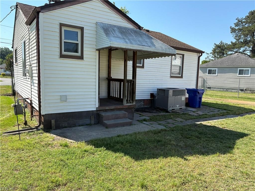 Photo of 708 Endicotte Road, Portsmouth, VA 23702 (MLS # 10635640)