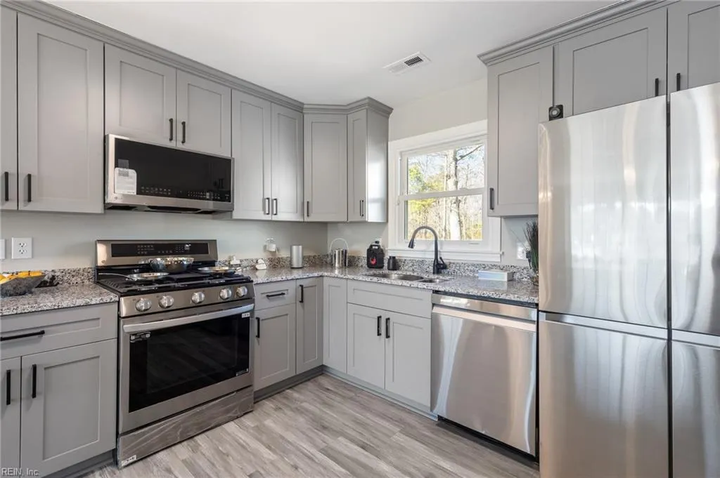 Portsmouth, Virginia 23701, United States, 4 Bedrooms Bedrooms, ,3 BathroomsBathrooms,Residential,Active,25811