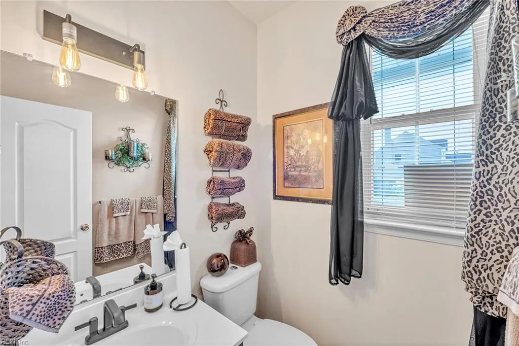 Portsmouth, Virginia 23703, United States, 4 Bedrooms Bedrooms, ,3 BathroomsBathrooms,Residential,Active,240510