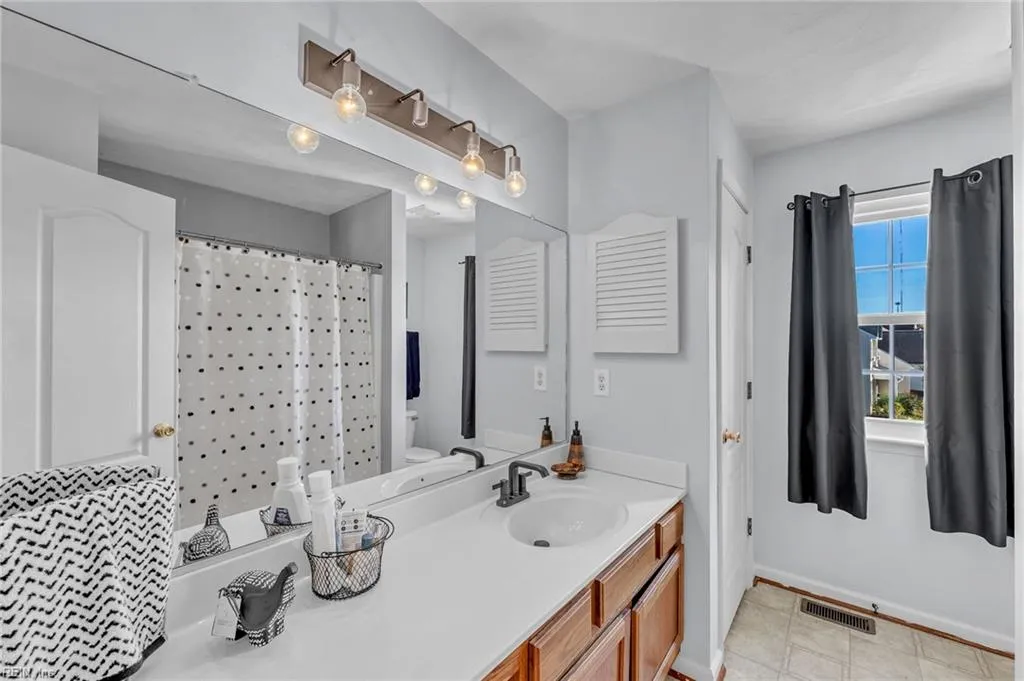 Portsmouth, Virginia 23703, United States, 4 Bedrooms Bedrooms, ,3 BathroomsBathrooms,Residential,Active,240510