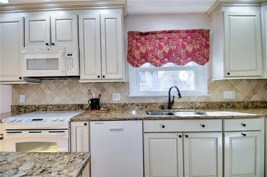 Virginia Beach, Virginia 23455, United States, 3 Bedrooms Bedrooms, ,3 BathroomsBathrooms,Residential,Pending,21325