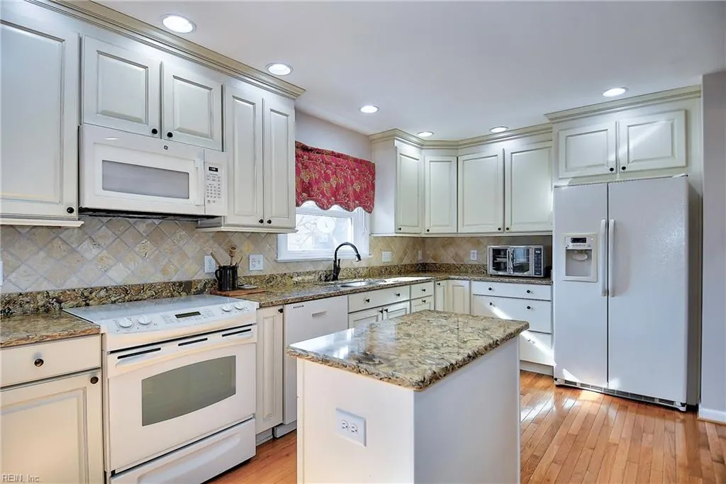 Virginia Beach, Virginia 23455, United States, 3 Bedrooms Bedrooms, ,3 BathroomsBathrooms,Residential,Pending,21325