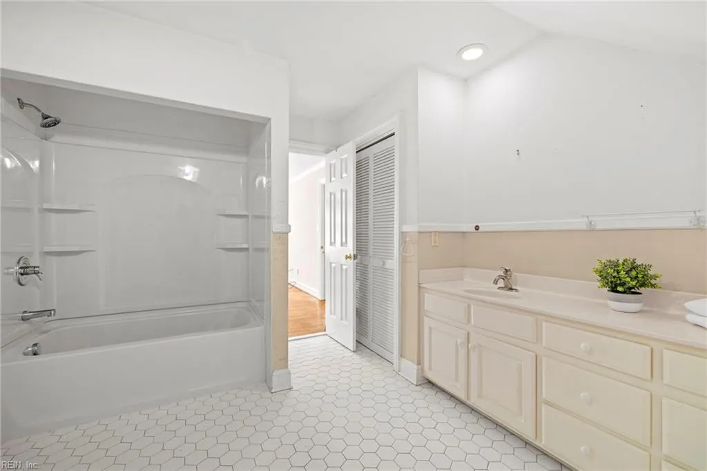 Norfolk, Virginia 23502, United States, 3 Bedrooms Bedrooms, ,4 BathroomsBathrooms,Residential,Active,150638