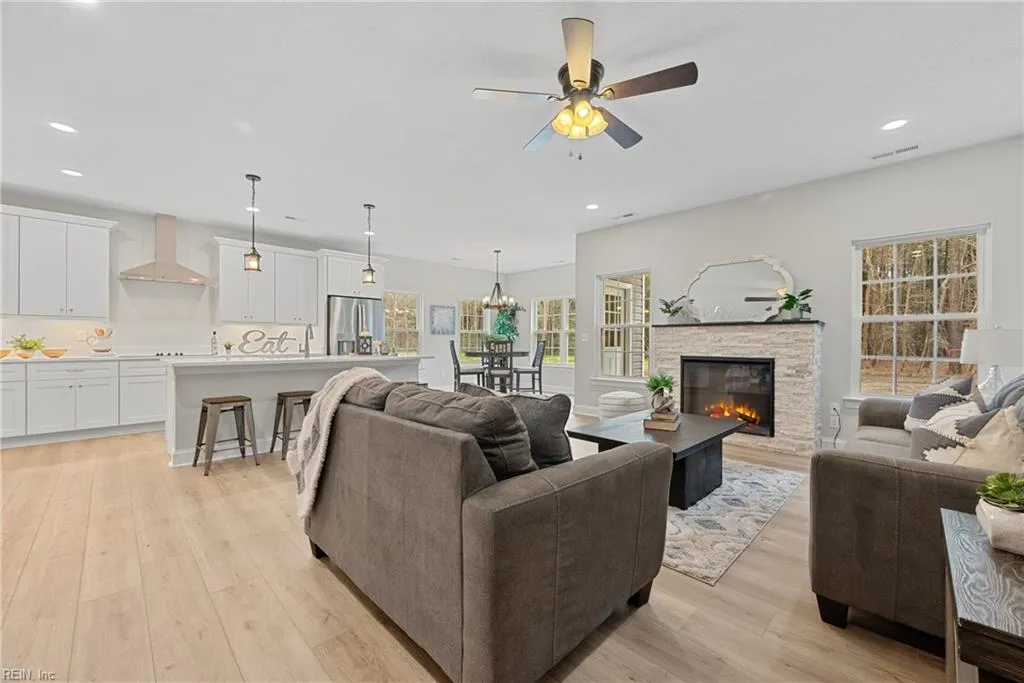 Smithfield, Virginia 23430, United States, 4 Bedrooms Bedrooms, ,3 BathroomsBathrooms,Residential,Pending,76891