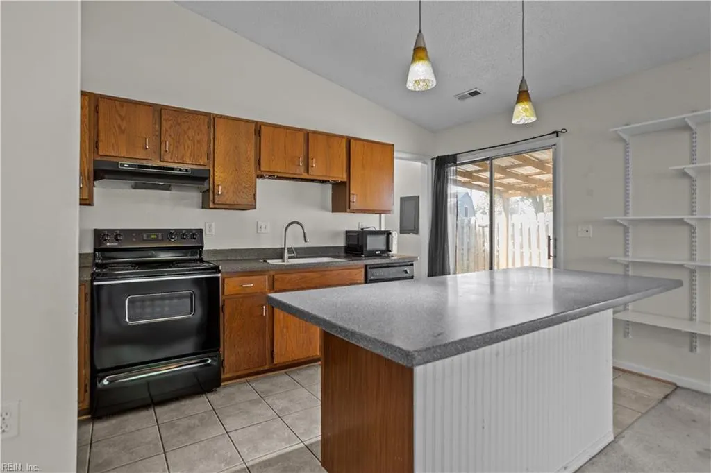 Virginia Beach, Virginia 23453, United States, 2 Bedrooms Bedrooms, ,1 BathroomBathrooms,Residential,Pending,136212