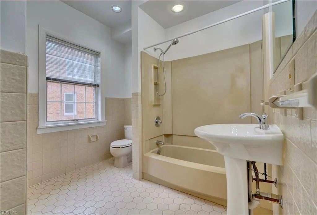 Norfolk, Virginia 23507, United States, 6 Bedrooms Bedrooms, ,4 BathroomsBathrooms,Residential,Pending,106488