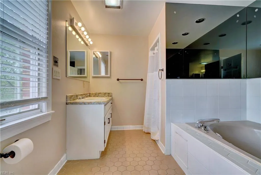 Norfolk, Virginia 23507, United States, 6 Bedrooms Bedrooms, ,4 BathroomsBathrooms,Residential,Pending,106488