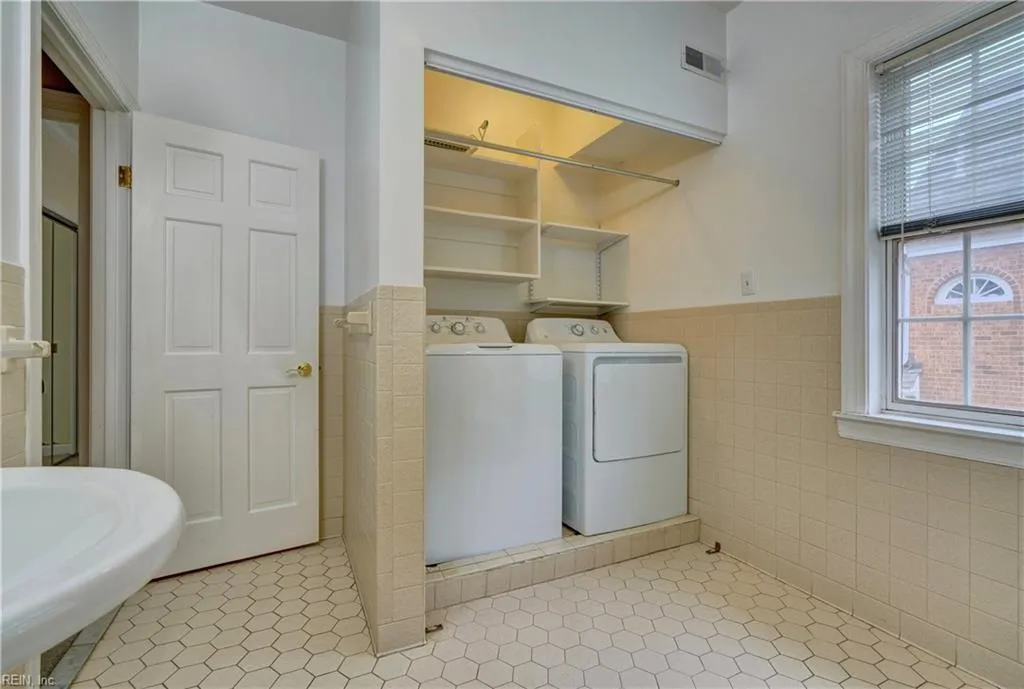 Norfolk, Virginia 23507, United States, 6 Bedrooms Bedrooms, ,4 BathroomsBathrooms,Residential,Pending,106488