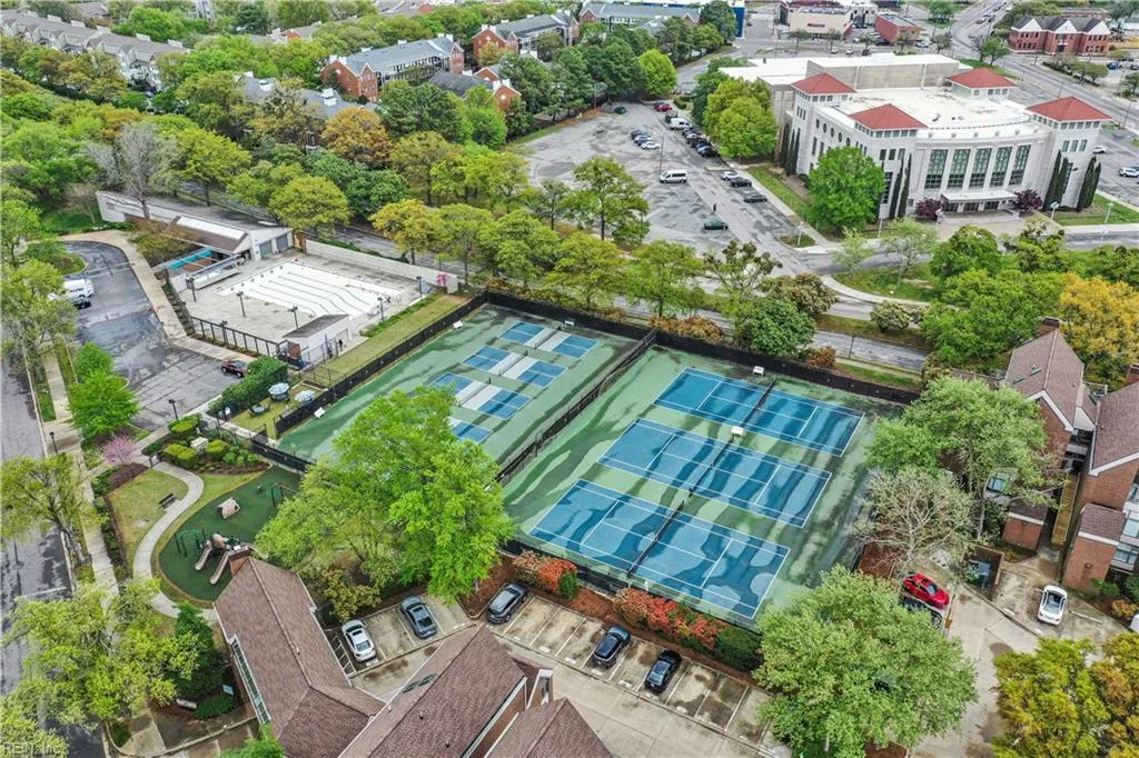 Norfolk, Virginia 23507, United States, 6 Bedrooms Bedrooms, ,4 BathroomsBathrooms,Residential,Pending,106488