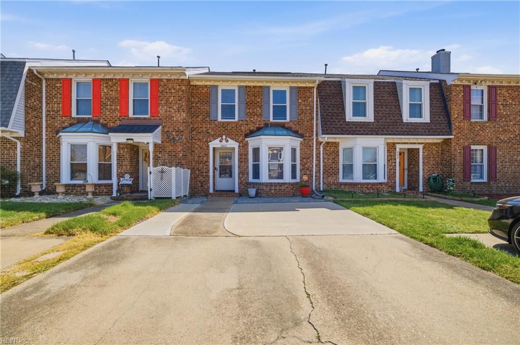 Photo of 805 Sommerville Crescent, Chesapeake, VA 23320 (MLS # 10627276)