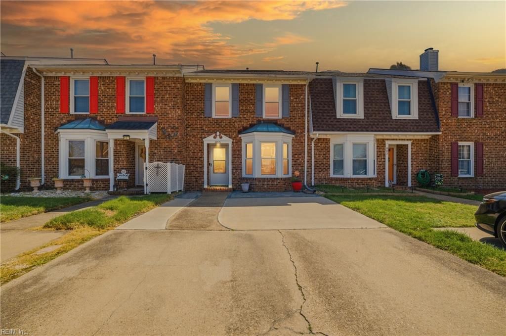 Photo of 805 Sommerville Crescent, Chesapeake, VA 23320 (MLS # 10627276)