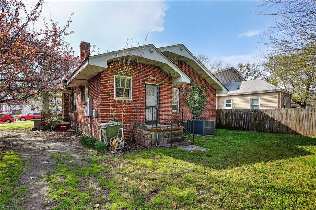 Photo of 7 South Cypress Street, Hampton, VA 23669 (MLS # 10626909)