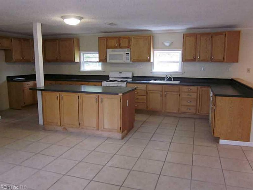 Photo of 20 Robinson Drive, Newport News, VA 23601 (MLS # 10613001)