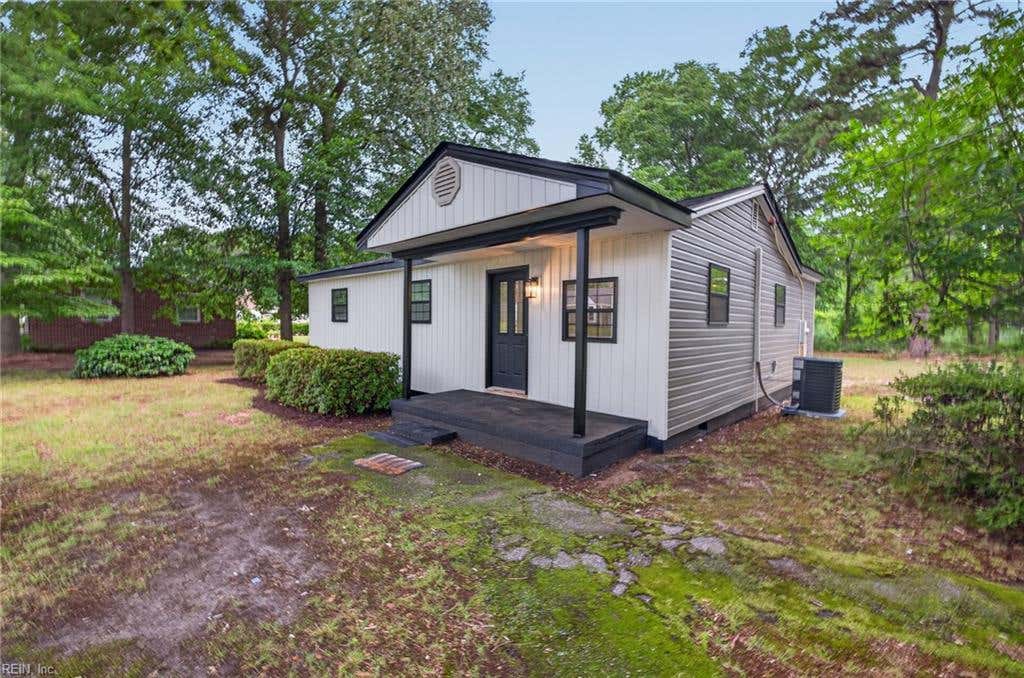 Photo of 1240 Bells Mill Road, Chesapeake, VA 23322 (MLS # 10640699)