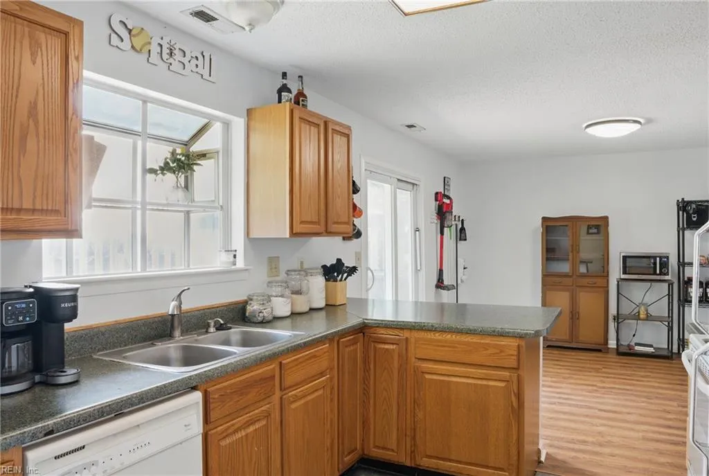 Virginia Beach, Virginia 23453, United States, 3 Bedrooms Bedrooms, ,2 BathroomsBathrooms,Residential,Pending,136221