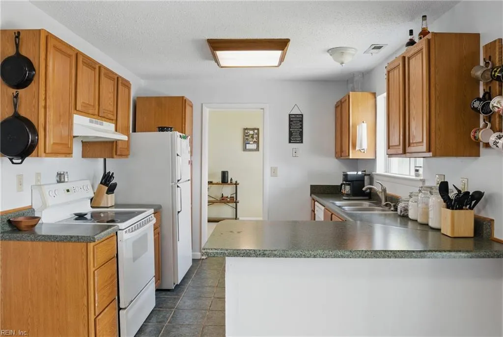 Virginia Beach, Virginia 23453, United States, 3 Bedrooms Bedrooms, ,2 BathroomsBathrooms,Residential,Pending,136221