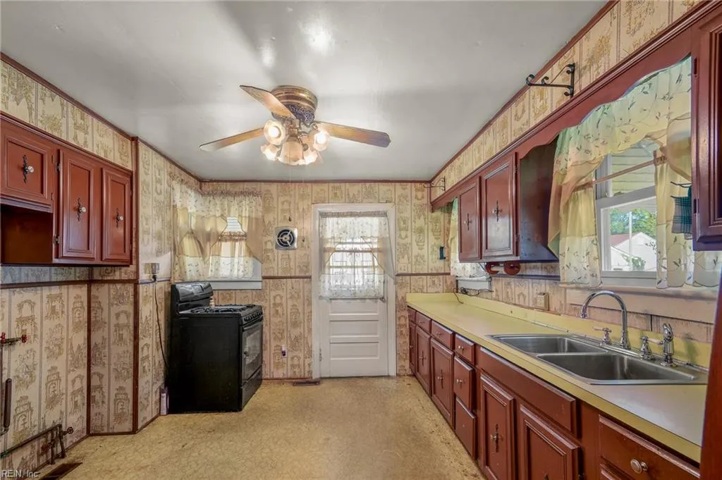 Portsmouth, Virginia 23707, United States, 2 Bedrooms Bedrooms, ,1 BathroomBathrooms,Residential,Active,208393