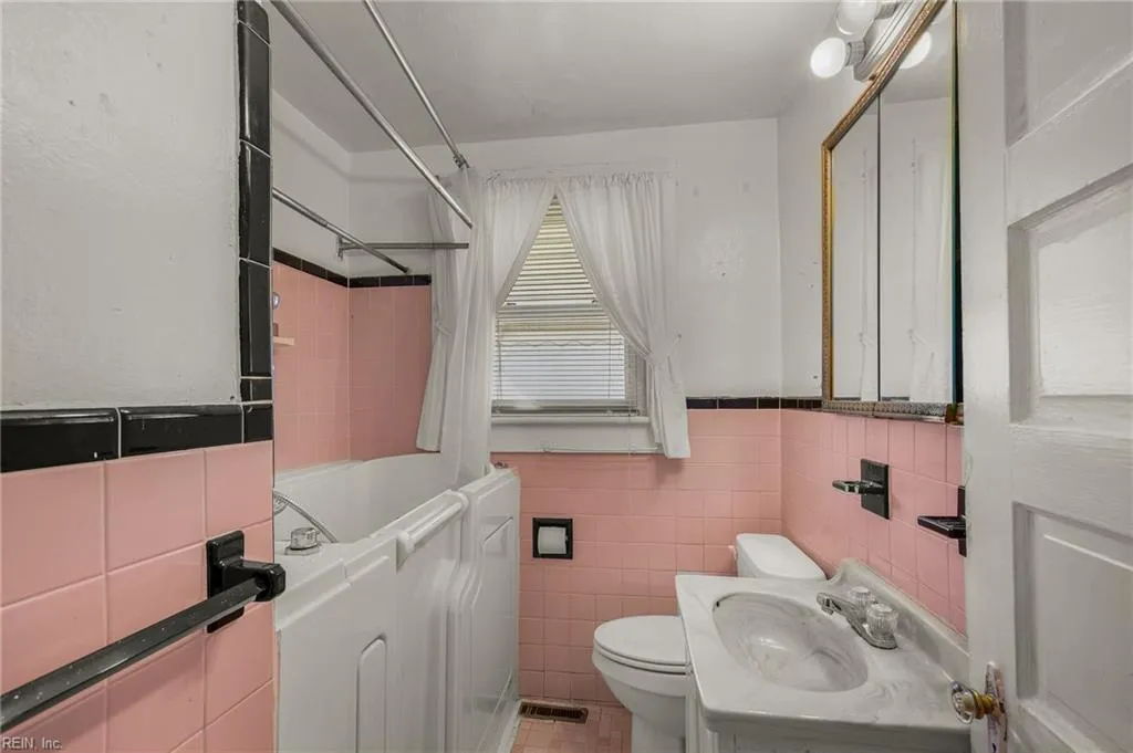 Portsmouth, Virginia 23707, United States, 2 Bedrooms Bedrooms, ,1 BathroomBathrooms,Residential,Active,208393