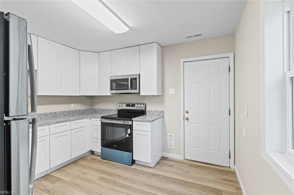 Hampton, Virginia 23663, United States, 2 Bedrooms Bedrooms, ,1 BathroomBathrooms,Residential,Active,203783