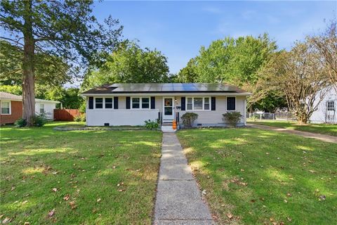 Photo of 10 Kingwood Drive, Newport News, VA 23601 (MLS # 10608223)