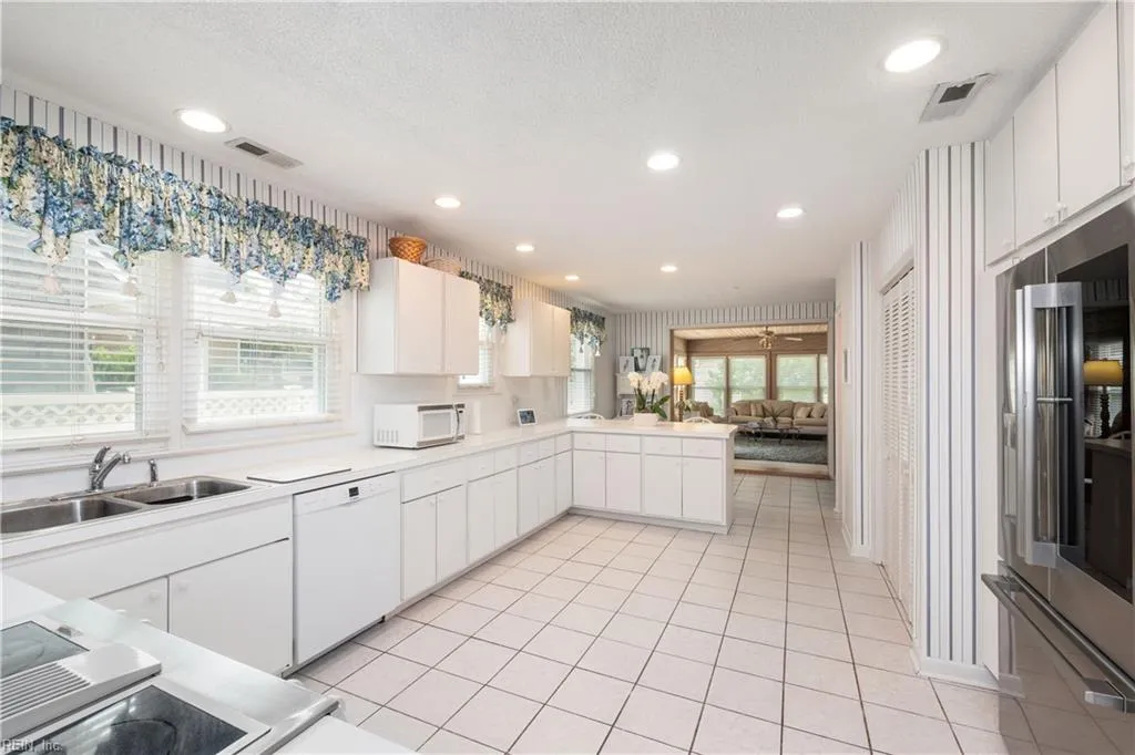 Virginia Beach, Virginia 23451, United States, 5 Bedrooms Bedrooms, ,4 BathroomsBathrooms,Residential,Active,146908