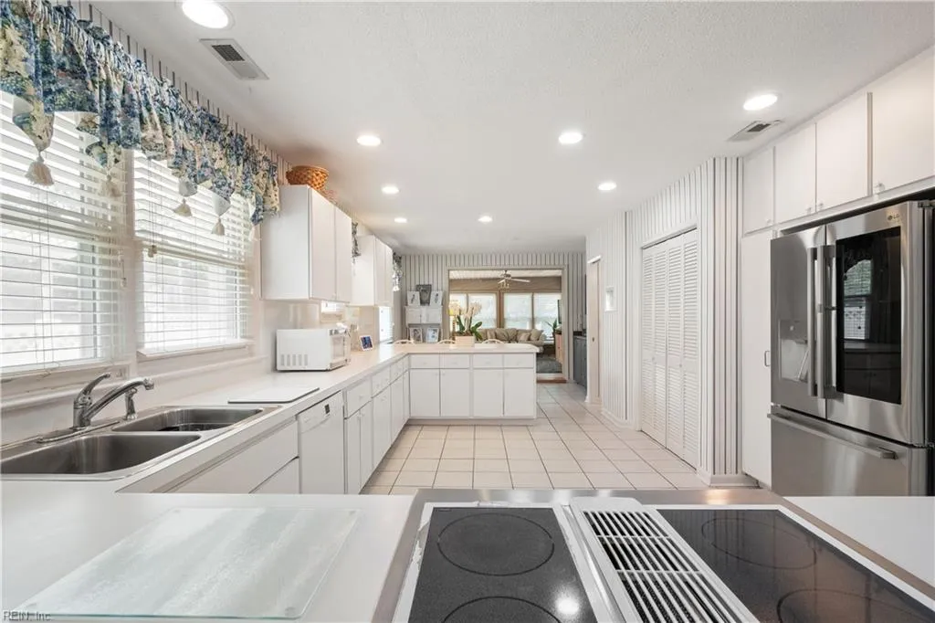 Virginia Beach, Virginia 23451, United States, 5 Bedrooms Bedrooms, ,4 BathroomsBathrooms,Residential,Active,146908