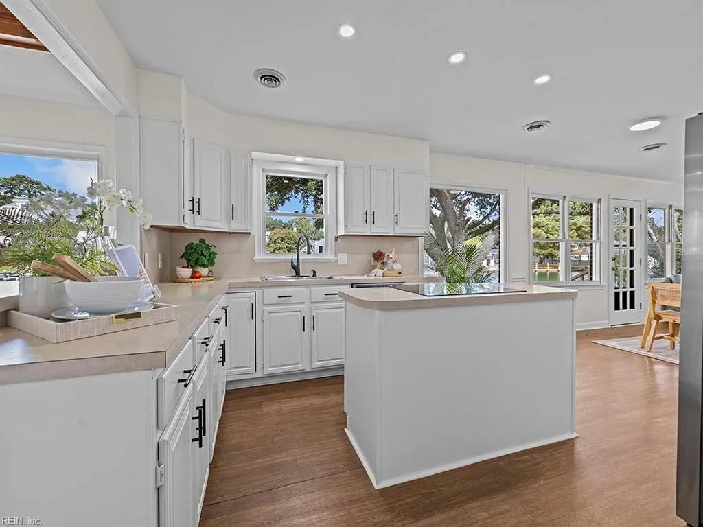 Virginia Beach, Virginia 23451, United States, 3 Bedrooms Bedrooms, ,3 BathroomsBathrooms,Residential,Pending,33985