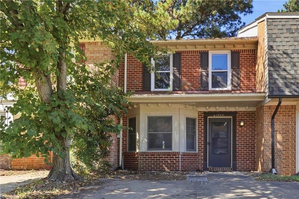 1940 CANDLELIGHT DR, CHESAPEAKE, VA 23325 - Image 38191219edf20c19b683b36070252c8e/326537828