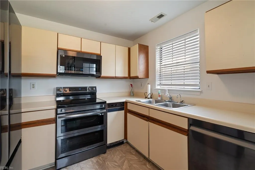 Virginia Beach, Virginia 23451, United States, 2 Bedrooms Bedrooms, ,2 BathroomsBathrooms,Residential,Active,164506