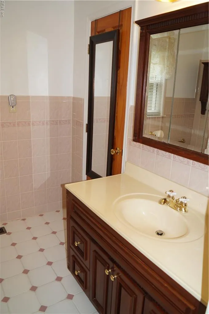 Hampton, Virginia 23664, United States, 3 Bedrooms Bedrooms, ,2 BathroomsBathrooms,Residential,Pending,135863