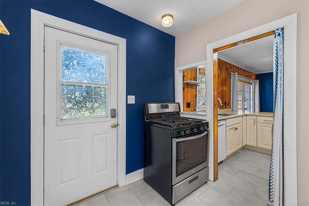 Photo of 131 Robinson Road, Hampton, VA 23661 (MLS # 10644951)