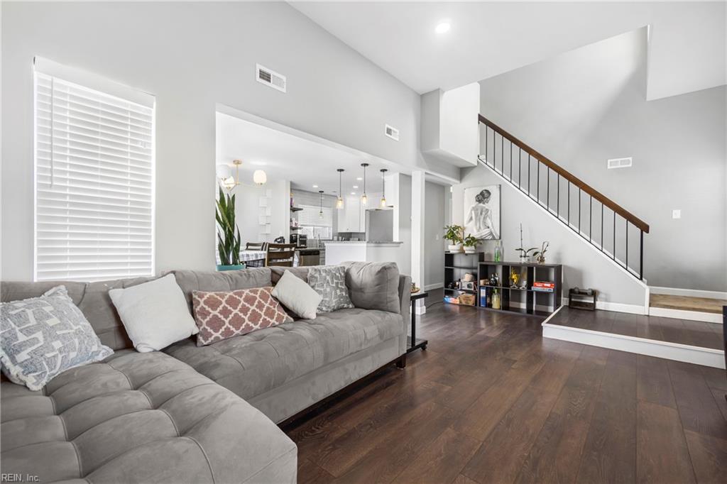 3853 Meadowbrook CT